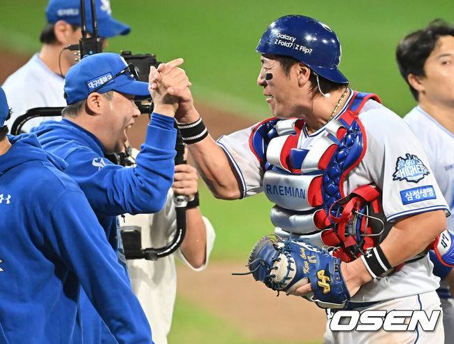 [OSEN=대구, 이석우 기자] 삼성 라이온즈가 14일 대구 삼성라이온즈파크에서 열린 2025 신한 SOL뱅크 KBO 준플레이오프 4차전 경기에서 SSG 랜더스를 꺾고 플레이오프에 진출했다.  삼성은 후라도의 7이닝 무실점 호투와 디아즈의 극적인 쐐기 2점 홈런을 앞세워 SSG에 5-2로 승리했다.삼성 라이온즈 박진만 감독이 강민호와 승리 기쁨을 나누고 있다. 2025.10.14 / foto0307@osen.co.kr