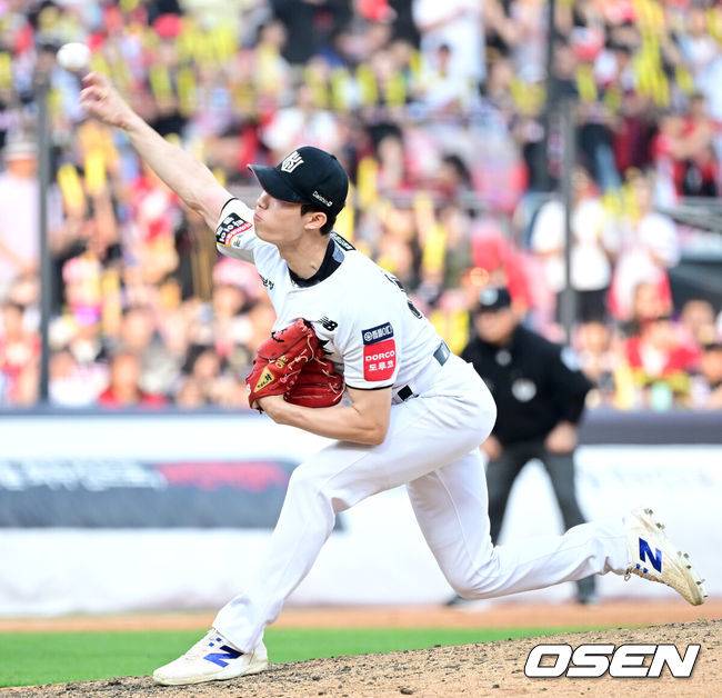 [OSEN=수원, 최규한 기자] 1일 수원 KT위즈파크에서 ‘2025 신한 SOL Bank KBO리그’ KT 위즈와 KIA 타이거즈의 경기가 열렸다.홈팀 KT는 조이현, 방문팀 KIA는 애덤 올러를 선발로 내세웠다.5회초 마운드에 오른 KT 원상현이 힘차게 공을 뿌리고 있다. 2025.06.01 / dreamer@osen.co.kr