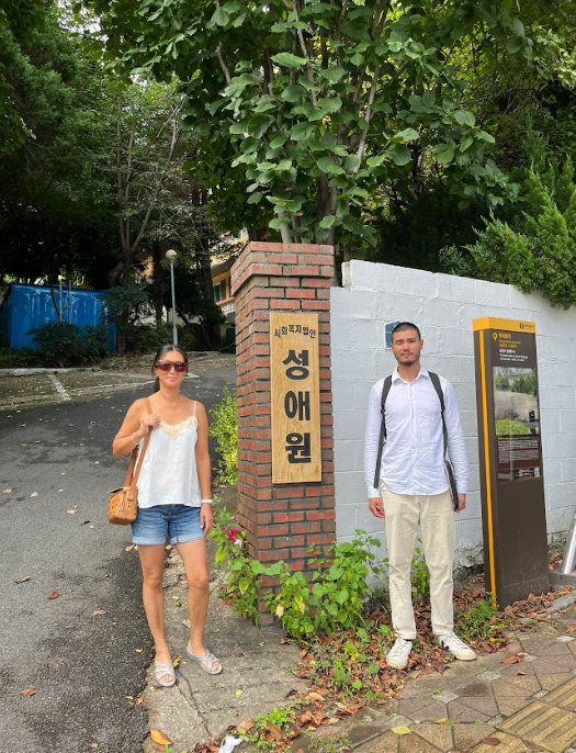 ▲어머니가 지냈던 고아원을 찾은 필자(오른쪽) ⓒ필자 제공