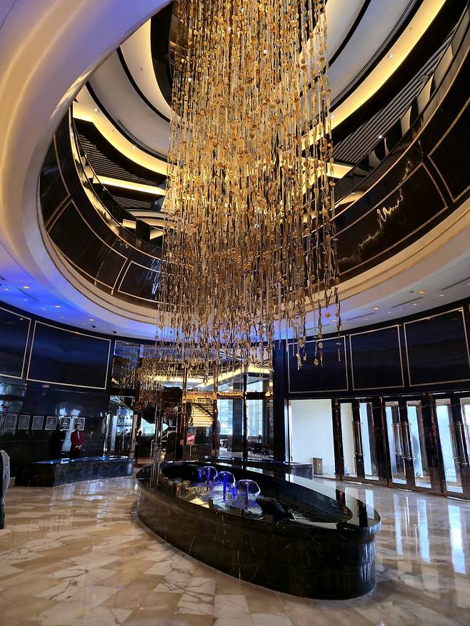 리카르도 라이트닝 작품 ‘더 선 라이즈스’.