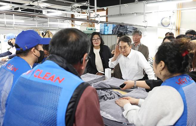 7일 성남만남자활센터의 ‘헤이클린’&nbsp;사업장을 방문한 김동연 지사(가운데)가 근로자들의 목소리에 귀 기울이고 있다. 경기도 제공