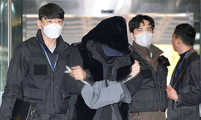서울 도심에서 일본인 관광객 모녀를 들이받아 이들 중 어머니인 50대 여성을 숨지게 한 음주운전자 서모씨가 지난 5일 서울 서초구 서울중앙지방법원에서 열린 구속 전 피의자 심문(영장실질심사)에 출석하고 있다. 연합뉴스