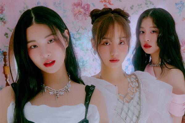 멤버 키나를 제외한 피프티피프티 멤버 키나를 제외한 멤버 3인.