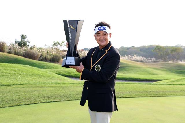 KPGA 투어 챔피언십 우승 트로피를 든 박상현. 사진 제공=KPGA
