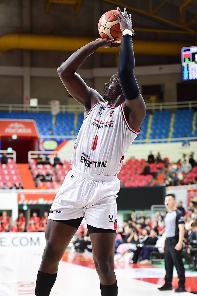 정관장 조니 오브라이언트는 9일 울산서 열린 현대모비스와 원정경기서 18점을 넣으며 팀의 단독 선두 등극에 힘을 보탰다. 사진제공｜KBL