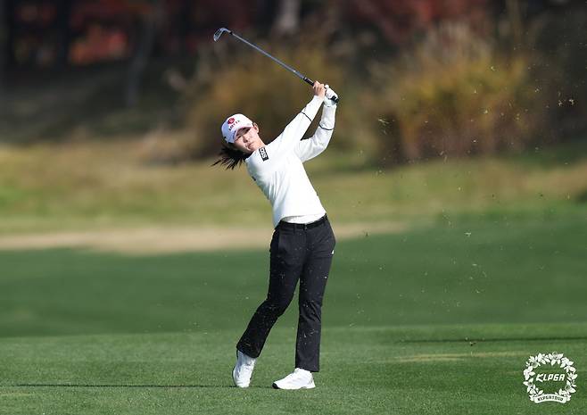 황유민이 9일 서원힐스CC에서 열린 KLPGA 투어 2025시즌 최종전 대보 하우스디 챔피언십 최종라운드 3번 홀에서 두 번째 샷을 하고 있다. 사진제공 | KLPGA
