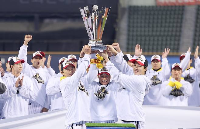 염경엽 감독(가운데)은 8일 LG와 3년 최대 30억 원 규모의 KBO 역대 감독 최고 대우를 받으며 재계약했다.｜뉴시스