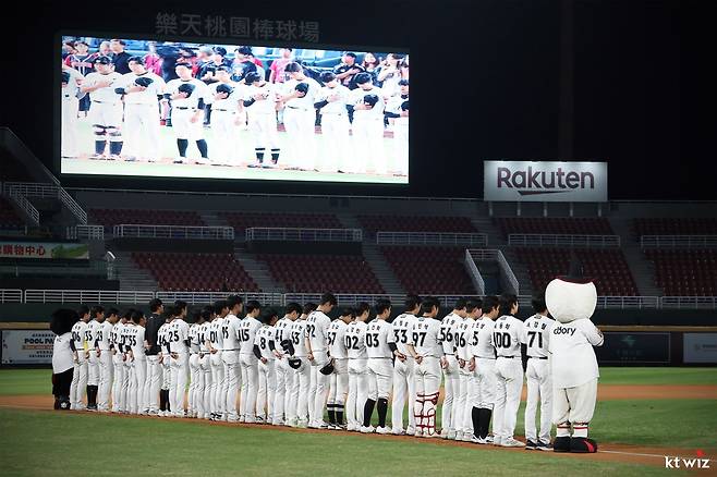 KT 선수들이 7일 라쿠텐 타오위안 야구장에서 열린 ‘2025 타오위안 아시아 프로야구 교류전’ 라쿠텐 골든이글스와 경기를 앞두고 국기에 대한 경례를 하고 있다. 사진제공｜KT 위즈