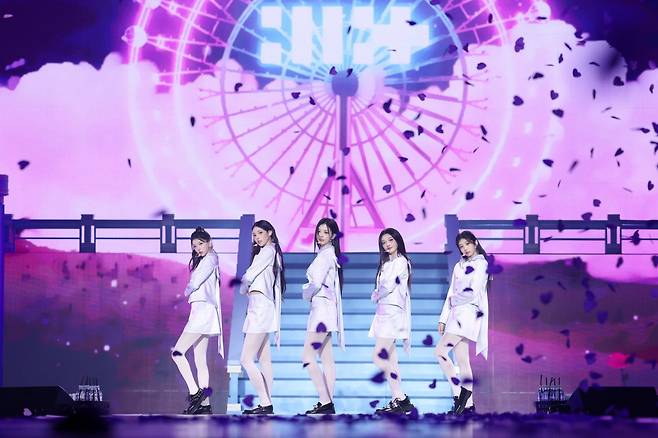 한국과 일본에서 동시 진행된 팬 콘서트 투어를 전석 매진시키며 글로벌 대세 걸그룹으로서의 존재감을 입증한 아일릿이 오는 24일 첫 싱글 ‘낫 큐트 애니모어(NOT CUTE ANYMORE)’를 발매, 새 챕터를 열 것을 예고했다. 사진제공 | 빌리프랩