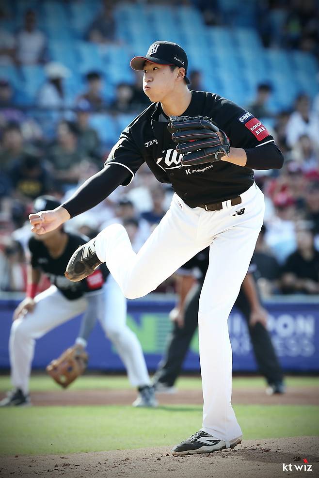 KT 김동현이 9일 라쿠텐 타오위안 야구장에서 열린 ‘2025 타오위안 아시아 프로야구 교류전’ 라쿠텐 몽키스와 경기에 선발등판해 역투하고 있다. 사진제공|KT 위즈