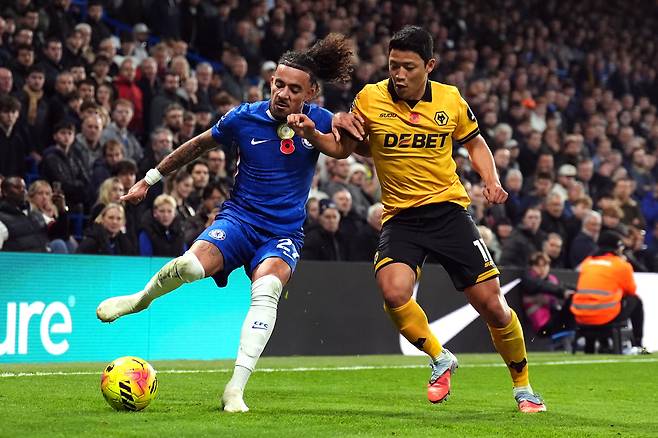 울버햄프턴 황희찬이 9일 첼시전에서 말로 귀스토와 볼 경합을 하고 있다. AP연합뉴스