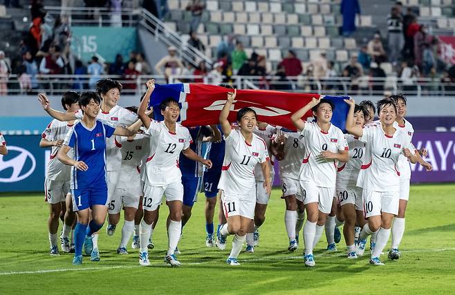 북한 선수들이 9일  U-17 여자월드컵 우승 후 인공기를 들고 그라운드를 누비고 있다. EPA연합뉴스