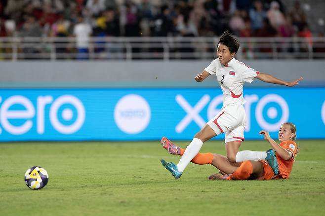 북한 윤진아가 9일 U-17 월드컵 결승에서 네덜란드 선수의 태클을 피해 슈팅하고 있다. EPA연합뉴스