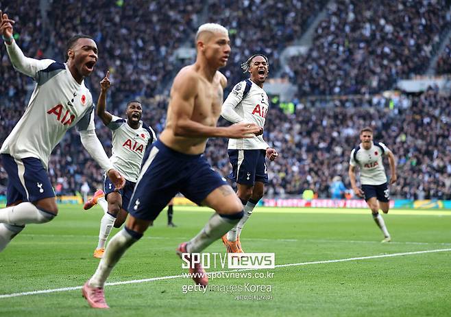 ▲ 토트넘과 맨유 모두 이길 수 있던 경기를 놓쳤다는 한숨이 절로 나올 결과다. 토트넘은 후반 추가시간 역전에 성공하고도 무승부에 그쳐야 했다. 맨유도 선제골을 넣고도 굳히는데 실패했기에 아쉬움이 크게 남는다.