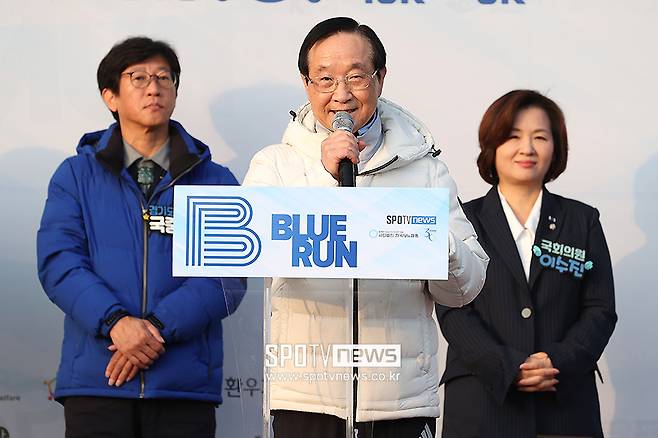 ▲ 블루런의 의미와 출발을 알리는 김광원 한국당뇨병협회 회장(가운데).