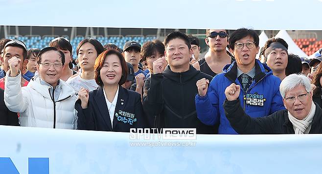 ▲ 블루런의 의미와 출발을 알리는 김광원 한국당뇨병협회 회장, 이수진 성남 중원구 국회의원, 홍우승 스포티비뉴스 대표, 국중범 경기도 의회 의원.