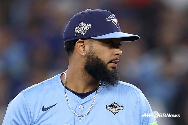 토론토 세란토니 도밍게스가 알렉스 베시아의 등번호 51번을 모자에 새기고 월드시리즈 마운드에 올랐다. /AFPBBNews=뉴스1