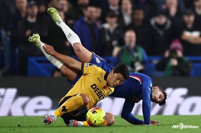 황희찬이 9일(한국시간) 영국 런던의 스탬포드 브리지에서 열린 2025~2026시즌 잉글랜드 프리미어리그(EPL) 11라운드 경기 중 페드루 네투와 몸싸움을 벌이고 있다. /AFPBBNews=뉴스1