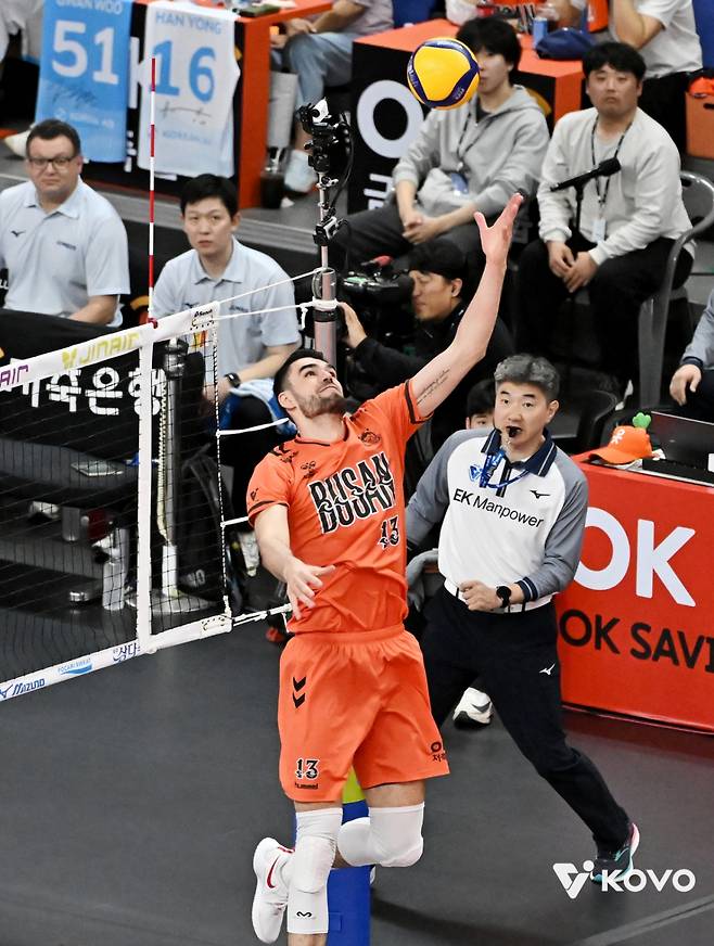 OK저축은행 디미트로프가 9일 부산강서실내체육관에서 열린 진에어 2025~2026 프로배구 V-리그 남자부 대한항공전에서 공격을 시도하고 있다. /사진=한국배구연맹(KOVO) 제공
