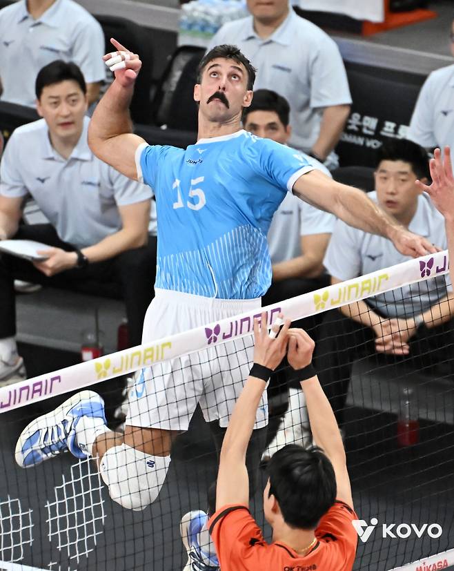 대한항공 러셀(왼쪽)이 9일 부산강서실내체육관에서 열린 진에어 2025~2026 프로배구 V-리그 남자부 OK저축은행전에서 공격을 시도하고 있다. /사진=한국배구연맹(KOVO) 제공