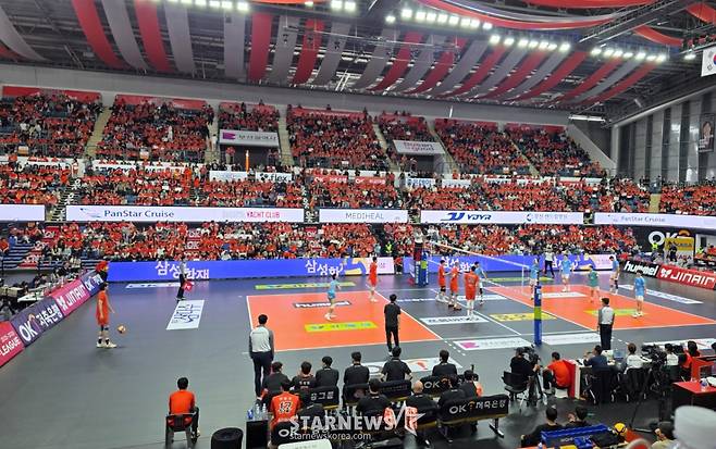 프로배구 OK저축은행의 부산 연고 이전 후 첫 홈경기가 열린 9일 부산강서실내체육관. /사진=김명석 기자