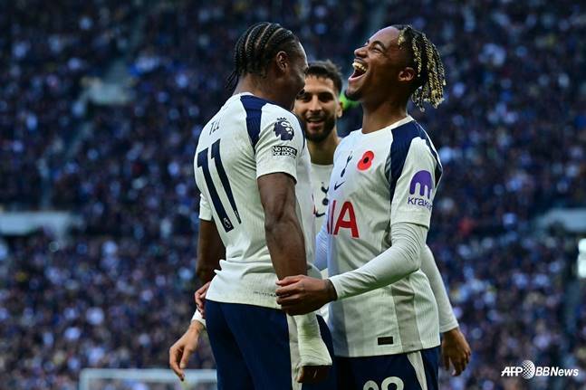 윌슨 오도베르(오른쪽)와 마티스 텔이 8일 오후 9시 30분(한국시간) 영국 런던의 토트넘 홋스퍼 스타디움에서 열린 2025~2026시즌 잉글랜드 프리미어리그(EPL) 11라운드 경기 중 함께 기뻐하고 있다. /AFPBBNews=뉴스1