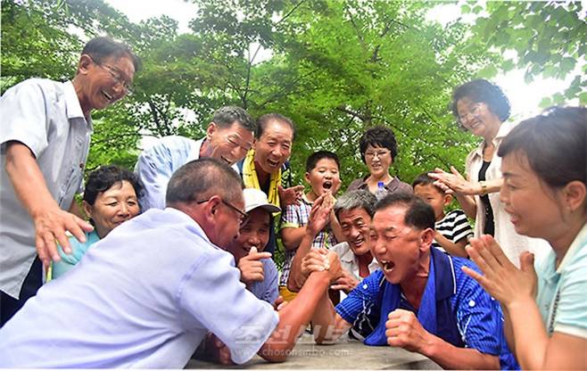 팔씨름하는 북한 노인들 (평양 조선신보=연합뉴스) 재일본조선인총연합회 조선신보가 2023년 11월 30일 보도한 평양 화성지구 내 노인건강원의 노인들. 2025.11.8 [국내에서만 사용가능. 재배포 금지. For Use Only in the Republic of Korea. No Redistribution] 
    nkphoto@yna.co.kr