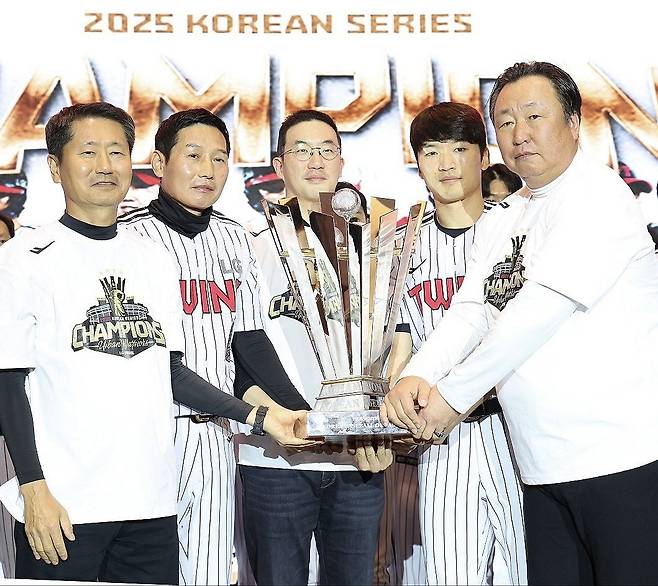 LG 트윈스, 통합우승 기념행사 (서울=연합뉴스) 프로야구 LG 트윈스 구단주인 구광모 LG그룹 회장(가운데)이 6일 경기도 광주 곤지암리조트에서 열린 통합우승 기념행사에서 김인석 대표이사, 염경엽 감독, 박해민, 차명석 단장과 함께 우승 트로피를 들고 기념 촬영하고 있다. 2025.11.6 [LG 트윈스 제공. 재판매 및 DB 금지] photo@yna.co.kr