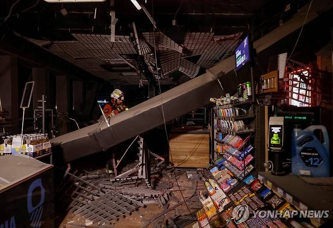 7일 밤 러시아 공습을 받은 하르키우 건물 [로이터 연합뉴스 재판매 및 DB 금지]