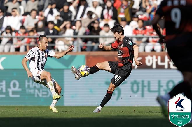 볼을 다투는 서울 문선민과 포항 기성용(오른쪽) [한국프로축구연맹 제공. 재판매 및 DB 금지]