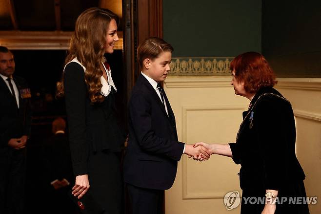 참석자와 악수하는 조지 왕자 [AFP=연합뉴스 자료사진. 재판매 및 DB 금지]