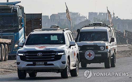 하마스가 이스라엘군 하다르 골딘 중위라고 밝힌 시신을 옮기는 적십자 차량 [로이터=연합뉴스]
