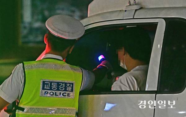 세계인의 시선이 대한민국에 집중된 APEC 정상회의 기간 벌어진 경찰의 음주 물의는 국민의 질타를 받았다.  사진은 경찰관들이 음주단속을 하고 있는 모습. 기사와 관련없음. /경인일보DB