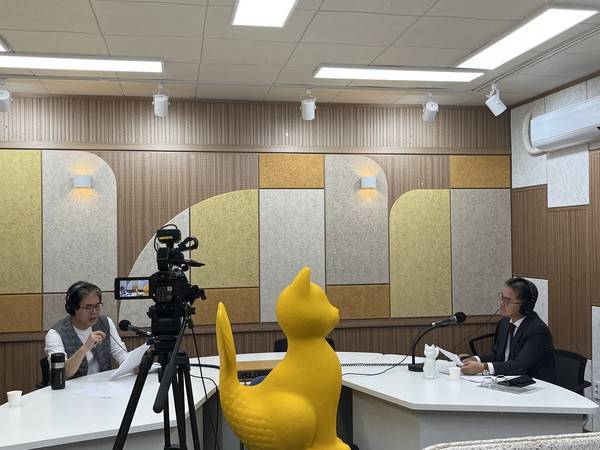 유동현 진행자와 허승량&nbsp;케이슨24 크로캣하우스 대표. 허 대표가 가지고 온&nbsp;조기(croaker)꼬리와 고양이(cat)을 합성한 하이브리드 조형물이 놓여있다. 2025.11.1 [경인방송 편성제작국]