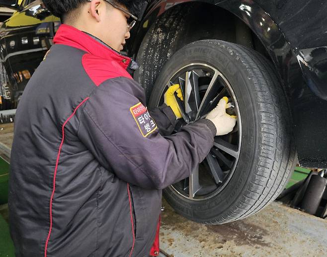 타이어뱅크 윈터타이어 교체 서비스 모습. 사진=타이어뱅크 제공.