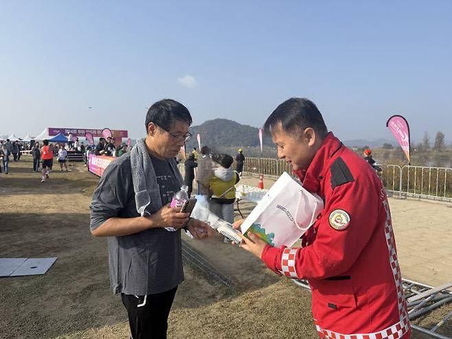중부지방산림청 직원들이 9일 '굿뜨래 마라톤대회'에서 산불예방법과 산림청 규제혁신사항을 홍보하고 있다. (중부지방산림청 제공)