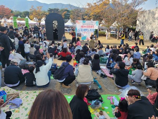 체험 프로그램인 태항아리 만들기, 토더기 도자기 꾸미기, 가족도자기 만들기 대회, 흙높이 쌓기 대회, '도공 자격증' 포토부스 등은 많은 인기를 끌었다. /김해시