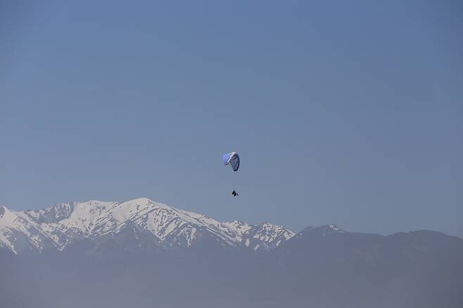 튀르키예 산 위로 패러글라이딩을 하고 있는 모습 /최병일 기자