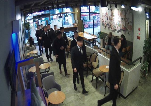 지난 4월 부산 중구의 한 카페에 집결한 신20세기파 조직원들. 경찰이 확보한 CCTV 캡처 화면. 부산경찰청 제공