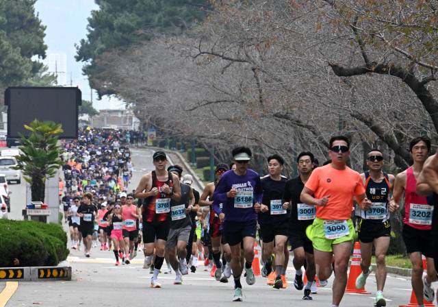 해군과 함께하는 제18회 진해마라톤대회에서 참가자들이 9일 창원시 진해구 해군 영내를 달리고 있다./성승건 기자/