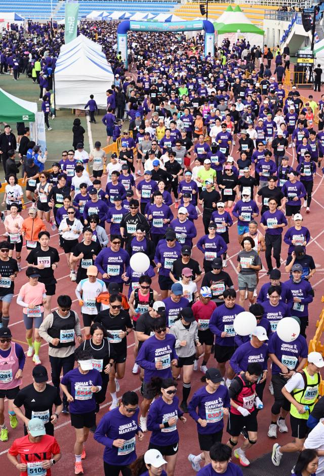 해군과 함께 하는 제18회 진해마라톤대회 11.11km 참가자들이 8일 창원시 진해공설운동장에서 출발하고 있다./김승권 기자/