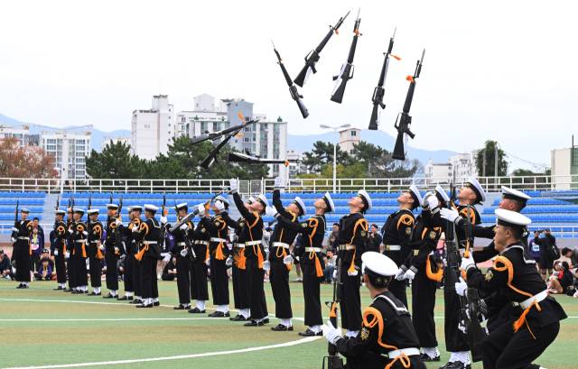 해군 의장대가 창원시 진해공설운동장에서 공연하고 있다.