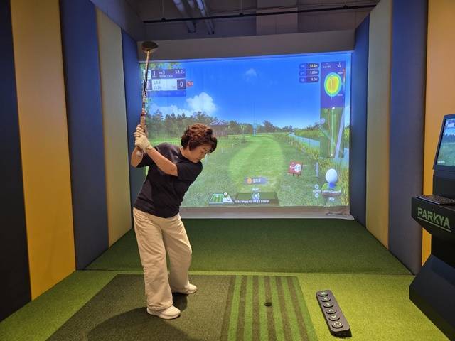 한 이용객이 스크린 파크골프를 치고 있다. 김지혜 기자