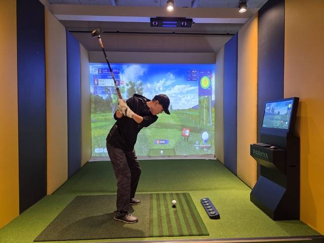 한 남성 이용객이 스크린 파크골프를 하고 있다. 김지혜 기자