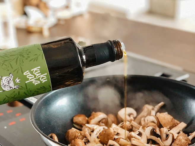 버섯볶음에 기름을 두르는 모습