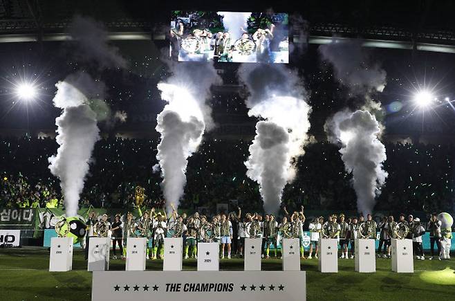 전북 현대 선수단이 8일 전주월드컵경기장에서 열린 하나은행 K리그1 2025 36라운드 대전하나시티즌전이 끝난 뒤 우승 세리머니를 하고 있다. 사진=뉴스1