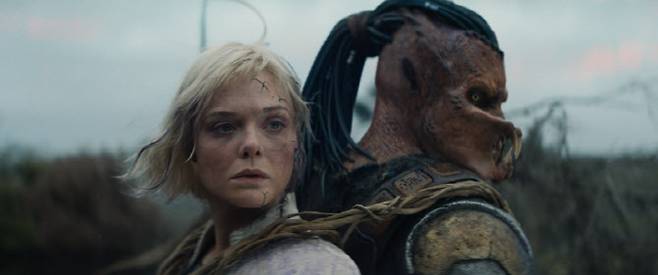 (L-R) Thia (Elle Fanning) and Dek (Dimitrius Schuster-Koloamatangi) in 20th Century Studios' PREDATOR: BADLANDS film. Photo courtesy of 20th Century Studios. 짤 2025 20th Century Studios. All Rights Reserved.