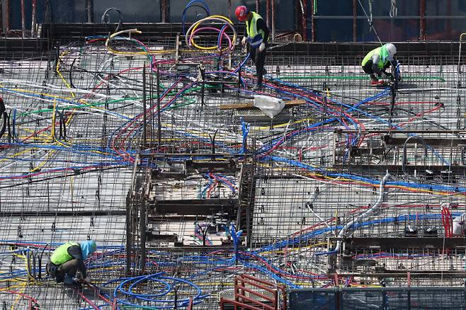 서울 한 아파트 건설 현장에서 근로자들이 작업을 하고 있다. (사진=이데일리 이영훈 기자)