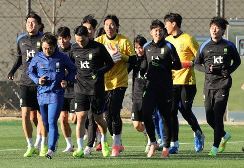 새로운 훈련장에서 훈련하는 선수들.(사진=연합뉴스)