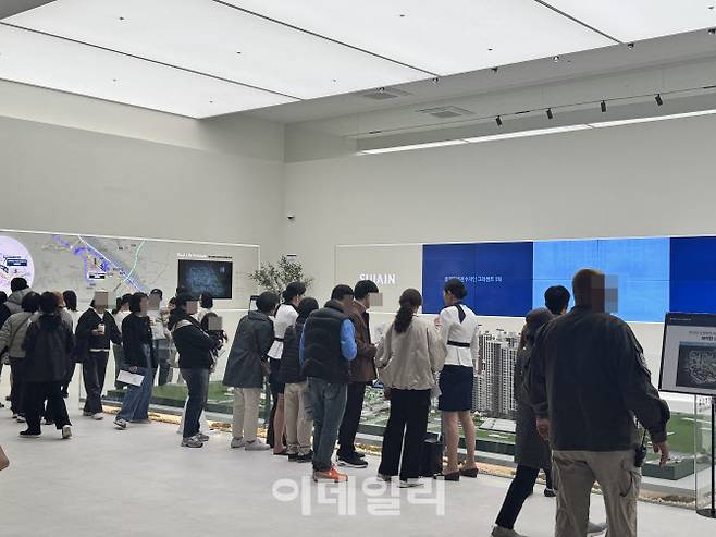 지난 7일 경기 김포시 사우동 소재 풍무역세권 수자인 그라센트 1차 아파트 견본주택을 방문한 이들이 견본주택 내부를 살펴보고 있다. (사진=김형환 기자)